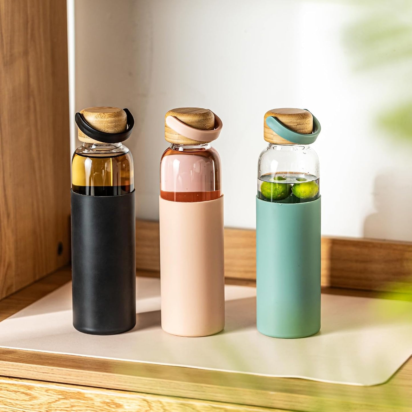 21oz Borosilicate Glass Water Bottles with Silicone Non-Slip Sleeve & Leak-Proof Lid-Reusable Drink Bottle for Office,Travel,Gym,Hiking-BPA Free,Ideal Gift for Home,Car &Fitness (Green)